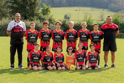 Saint Joseph de Rivière Football les U13 et les seniors 1 de lUSR