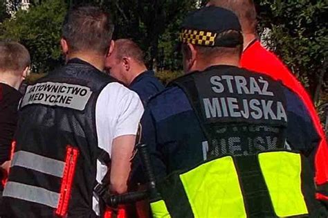 O włos od tragedii Młoda kobieta padła na chodnik Zaczęła się dusić i