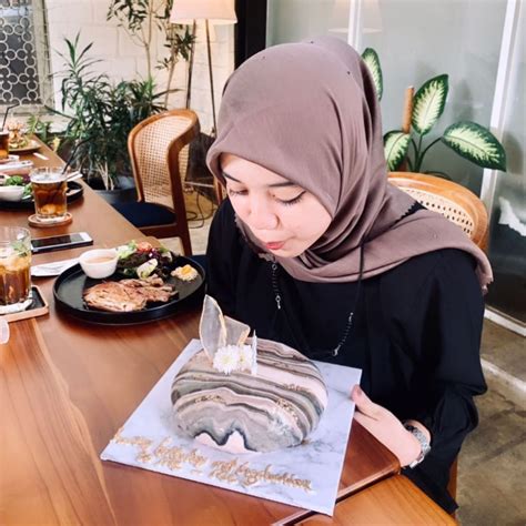 Potret Adel Sahabat Eril Hijaber Cantik Bernama Asli Adela Amandari