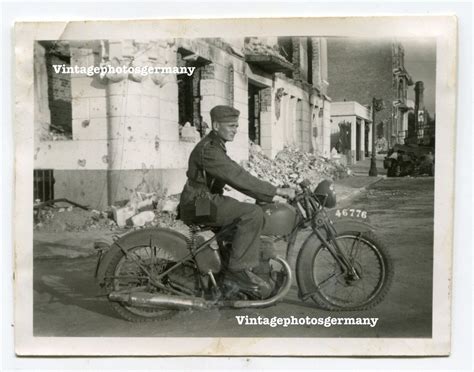 D339 Foto Frankreich WH Soldat französisches Beute Motorrad Krad