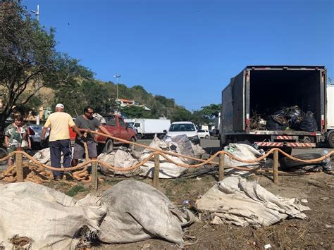 Prefeitura de Cabo Frio realiza limpeza em área de mangue da Avenida