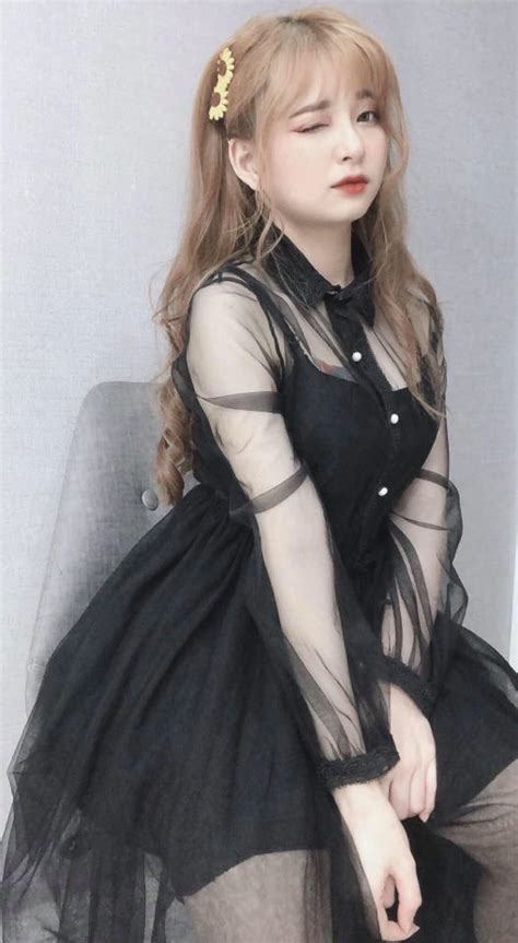 Cách đón giữa mùa dịch của các hot streamer Chỉ ở nhà chơi game không có khái niệm ra