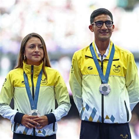 Para El Recuerdo Daniel Pintado Y Glenda Morej N Lucen La Medalla De