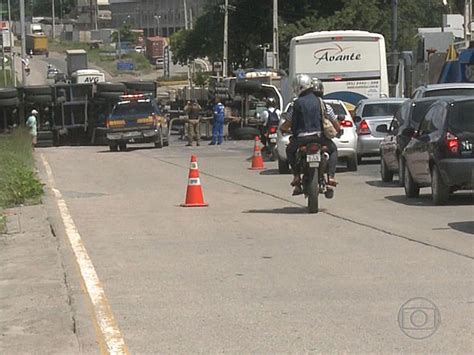 G1 No Recife Carreta Vira Fere Motorista E Provoca Engarrafamento