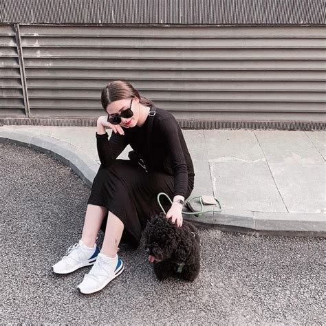 STREET STYLE HOT MOM Ngọc Mom hồi teen với áo nỉ giày thể thao Huyền Baby sang chảnh ngút ngàn