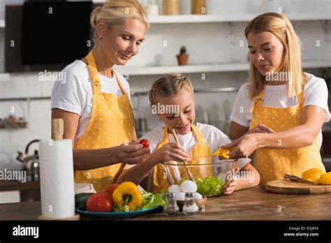 Nettes Gl Ckliches Kind Mit Mutter Und Gro Mutter Kochen Gem Se Salat