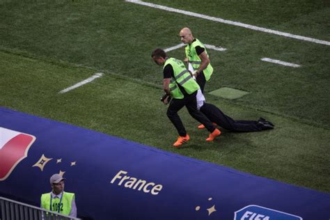 Ativista Do Pussy Riot Condenada Pris O Por Invas O Na Final Da Copa