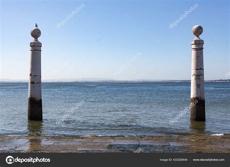 Colunas Cais Cais Das Colunas Nas Margens Do Rio Tejo Em Lisboa