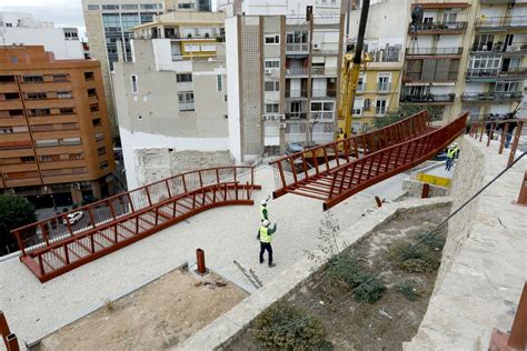 El Ayuntamiento Instala Una Pasarela Peatonal Que Mejora La