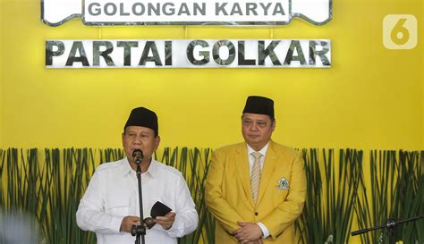 Rangkulan Prabowo Subianto Saat Hadiri Syukuran HUT Ke 59 Partai Golkar