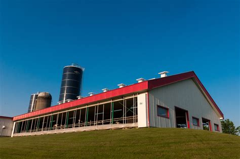 Dairy barn construction costs and impacts - Lactanet