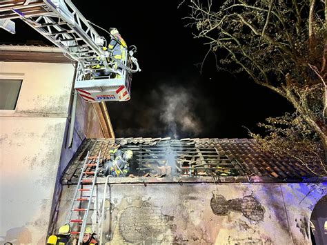 FW Celle Flammenüberschlag auf Gebäude in Celle Presseportal