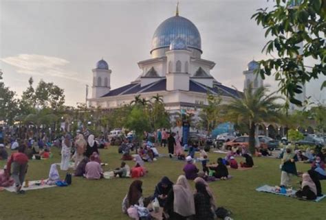 Kemeriahan Berbuka Puasa Di Dataran Masjid Abdullah Fahim Astro Awani