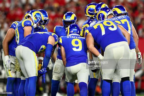 The Los Angeles Rams offense huddles during an NFL football game ...