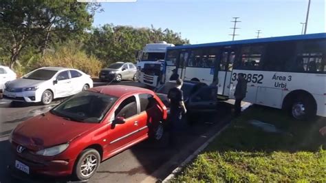 Acidente Entre Nibus Caminh O E Carros Causa Engarrafamento De Km