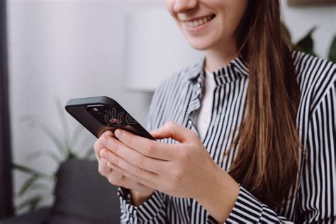 Vestida De Jovem Caucasiana Feliz Segurando Smartphone Sorrindo Garota Fazendo Chateamento De