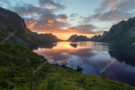 Puesta de sol escénica cerca de las grandes montañas en las islas