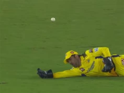 CSK fans pray hard as images of a wincing Dhoni holding his knee may ...