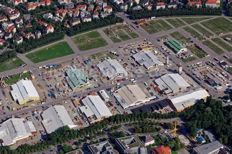 München von oben Aufbauarbeiten auf dem Festgelände des Münchener