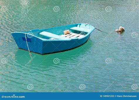 Coloridos Barcos De Pesca Tradicionales Azules En El Agua Verde Del