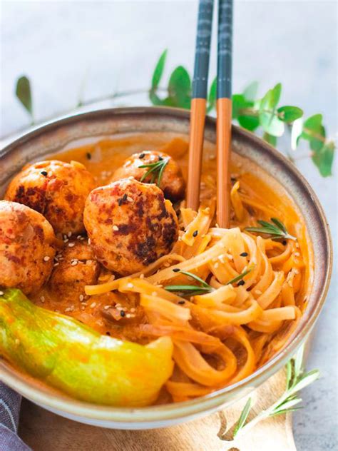 Boulette De Poulet Et Bouillon à La Tomate