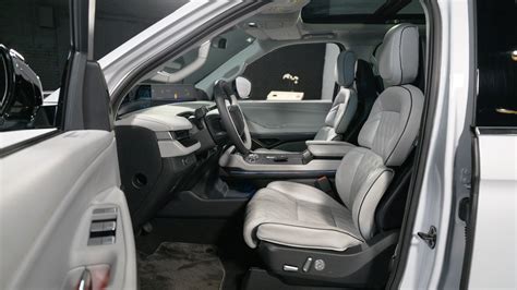 2025 Lincoln Navigator Photos: Interior, Exterior, and Videos