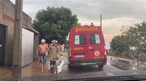 Homem Sobe Em Telhado E Cai No Bairro Mario Raiter Em Sorriso R News