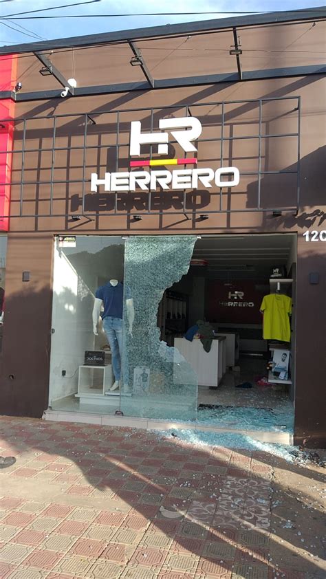 Bandidos quebram vitrine de loja e furtam peças de roupas no centro de