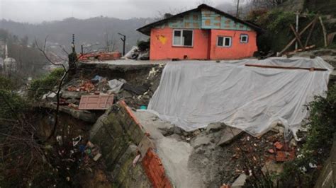 Zonguldak ta gerçekleşen heyelanda evin bahçesi göçtü