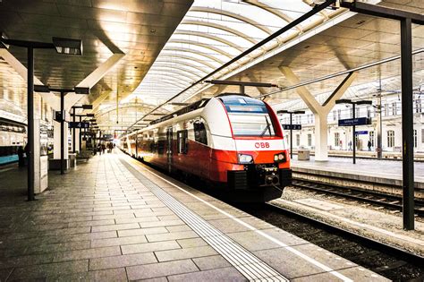 4744 526 6 fährt als S2 5071 Freilassing Linz Hbf in Salzburg Hbf