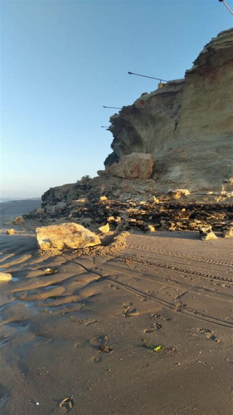 Parte da Pedra do Chapéu despenca na praia de Tibau Rio Grande do