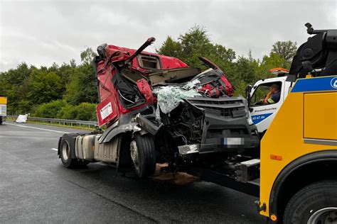 A2 Richtung Braunschweig Lkw Fahrer Stirbt Bei Horror Crash