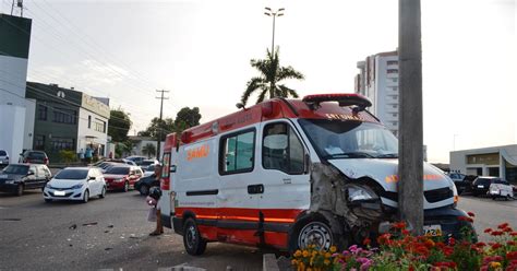 G1 Ambulância do Samu bate em carro e deixa duas pessoas feridas em