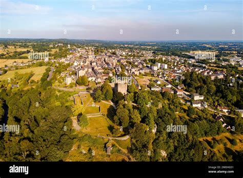 France Orne village de Domfront avec les ruines du château et de son