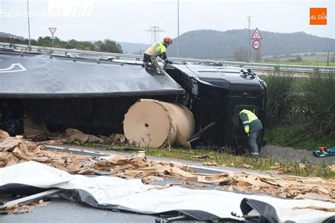 Aparatoso vuelco de un camión en la A 62 con consecuencias en el