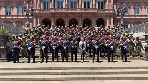 Javier Milei Almorz Con Los Granaderos Por El Bicentenario De La