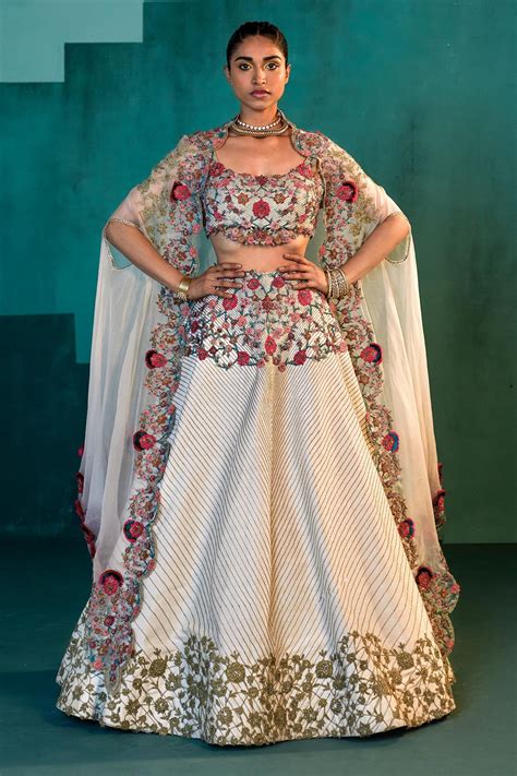 Buy Agunj by Gunjan Arora White Pure Silk Floral Embroidered Cape And