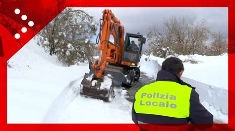 Etna Strade Ancora Interrotte Dopo La Super Nevicata Ruspe E Mezzi