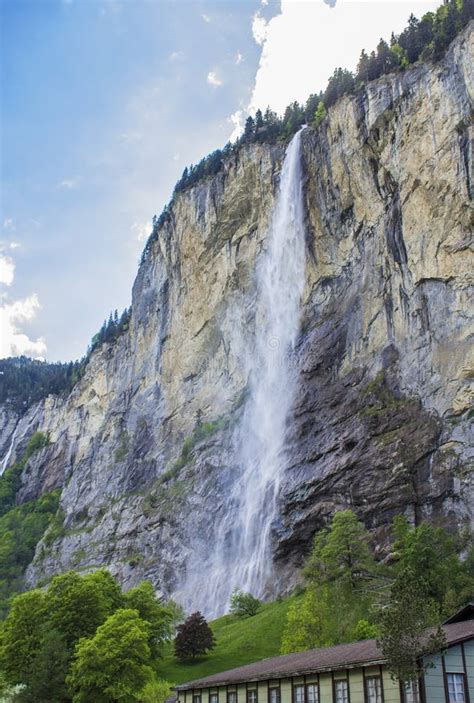 Staunbach Falls In Lauterbrunnen Waterval In De Alpen Zwitserse Alpen