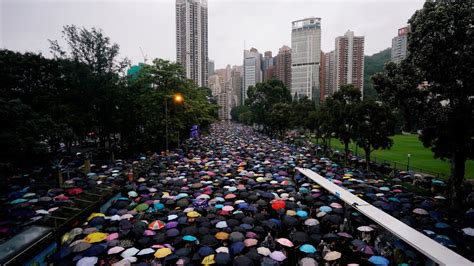 Hong Kong Dezenas De Milhares De Manifestantes Voltam S Ruas