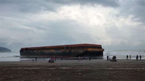 Dihantam Gelombang Kapal Tongkang Berukuran Besar Terdampar Di Pantai