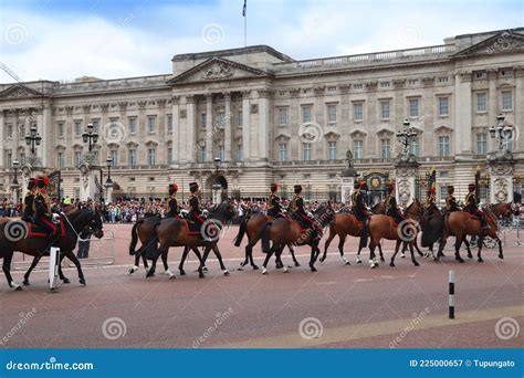 Buckingham Palace Horse Guards Editorial Photography - Image of city ...