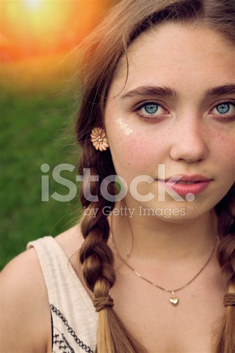 Foto De Stock Retrato De Niña Adolescente Linda Con Trenzas Al Aire