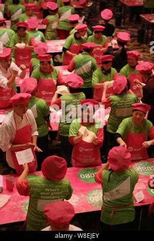 Los Participantes Toss Pizza Masa Durante Un Evento Para Establecer Un