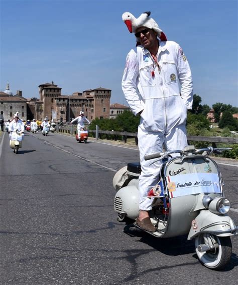 Vespa Pi Di Mila A Mantova Per Il Raduno Dei Record La Repubblica