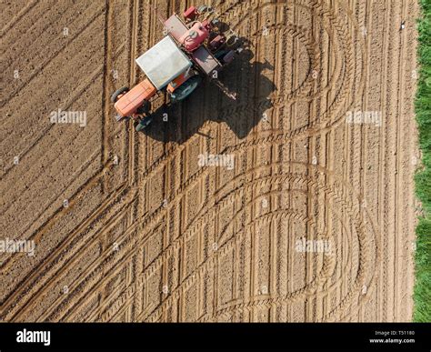 Vista A Rea De Un Tractor Arando Los Campos Arado Siembra Cosecha