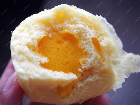 Premium Photo | Closeup half inside of salted egg yolk custard lava bun