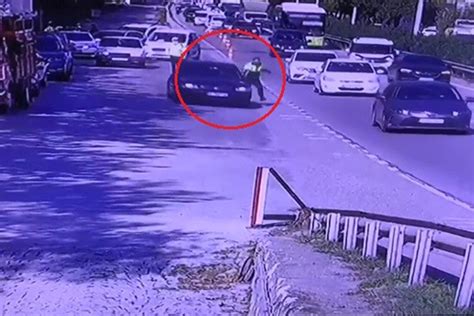 Trafik polisi kaçmak isteyen otomobilin kapısında böyle sürüklendi