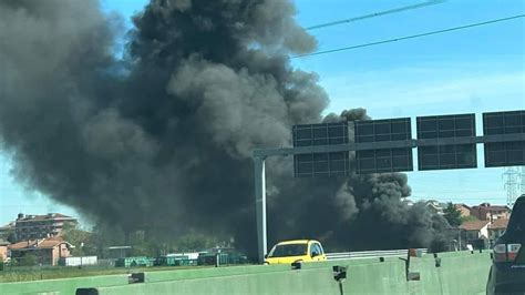 Incidente Sulla Tangenziale Di Torino Camion In Fiamme Traffico