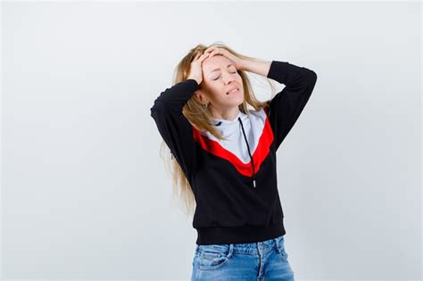 Joven Mujer Rubia En Una Chaqueta Y Jeans Foto Gratis